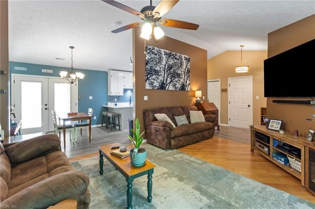 8251 Meandering LN, Gloucester, VA 23061