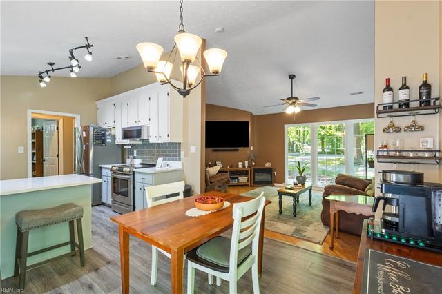 8251 Meandering LN, Gloucester, VA 23061