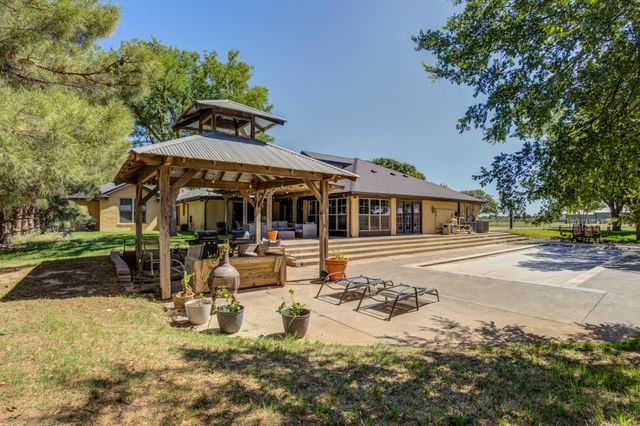 9009 County Rd 7500, Wolfforth, TX 79382