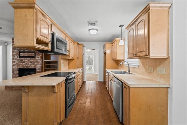 153 Sabine St, Portland, TX 78374