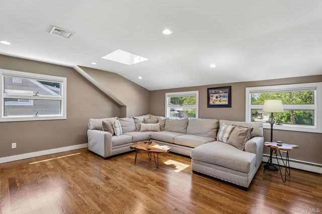 14 Griffin Lane, East Williston, NY 11596