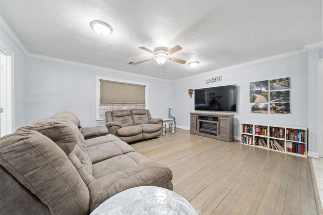 501 W Houston Street, Cleveland, TX 77327