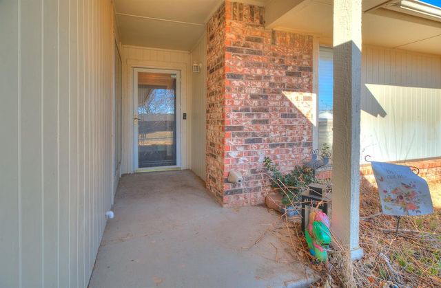 10305 Hollyhead Way, Yukon, OK 73099