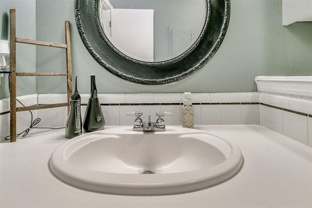 10305 Hollyhead Way, Yukon, OK 73099