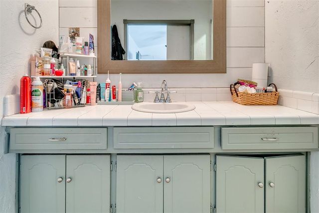 10305 Hollyhead Way, Yukon, OK 73099