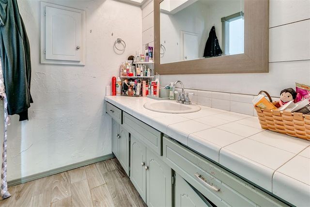 10305 Hollyhead Way, Yukon, OK 73099