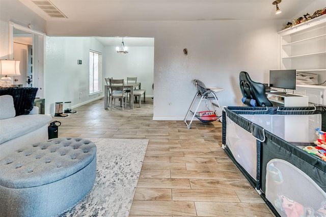 10305 Hollyhead Way, Yukon, OK 73099