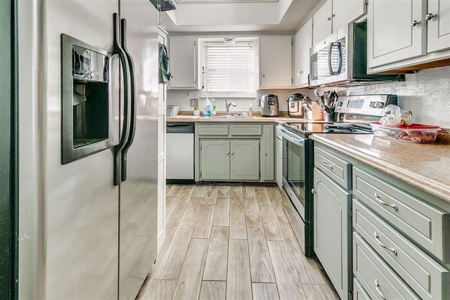 10305 Hollyhead Way, Yukon, OK 73099