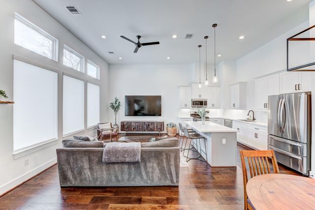 107 W Whitney Street E, Houston, TX 77018