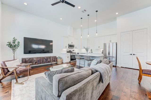 107 W Whitney Street E, Houston, TX 77018