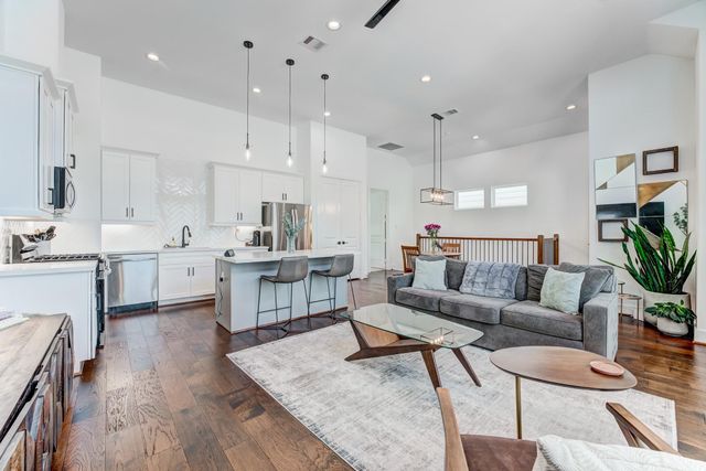 107 W Whitney Street E, Houston, TX 77018