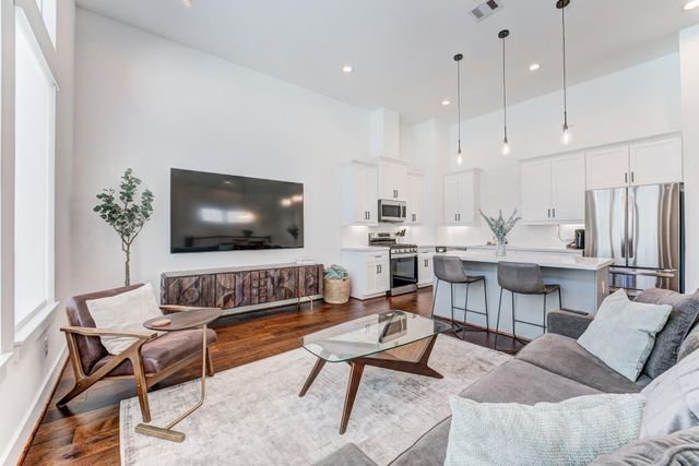 107 W Whitney Street E, Houston, TX 77018