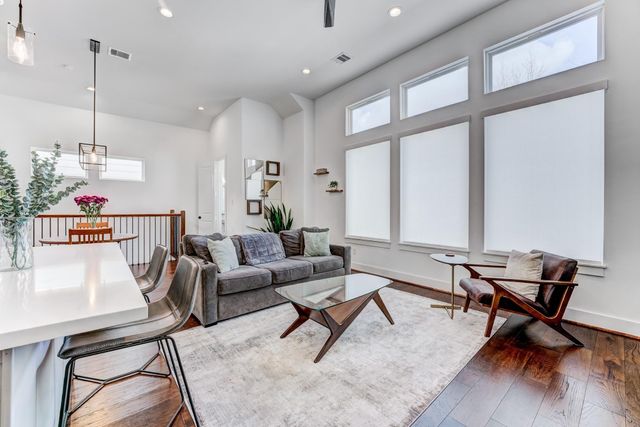 107 W Whitney Street E, Houston, TX 77018