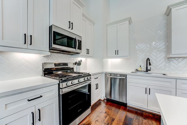 107 W Whitney Street E, Houston, TX 77018