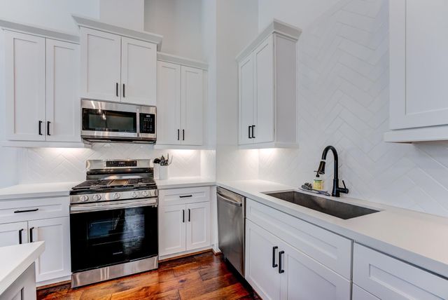 107 W Whitney Street E, Houston, TX 77018