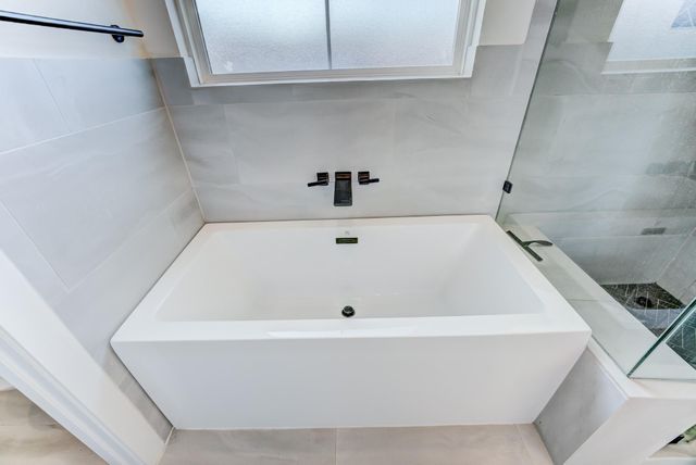 107 W Whitney Street E, Houston, TX 77018