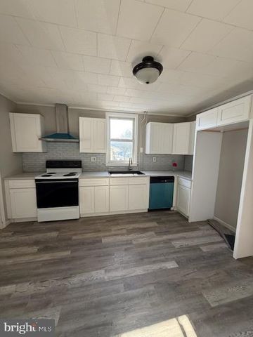 236 N PINE ST, Tremont, PA 17981