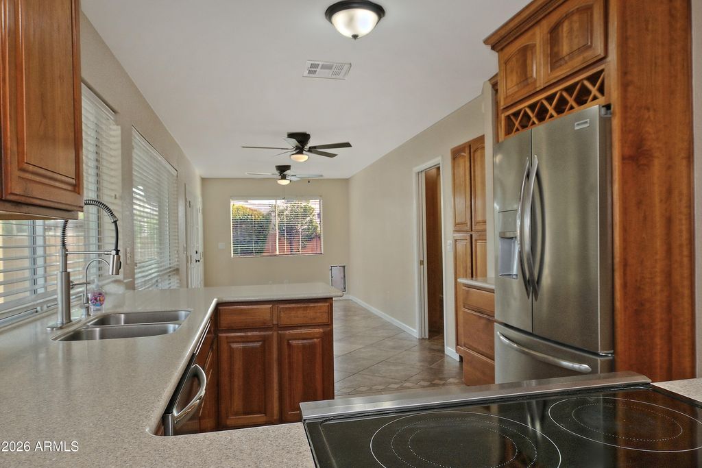 Image 7 of property listing at 1938 E DIAMOND Drive, Tempe, AZ 85283