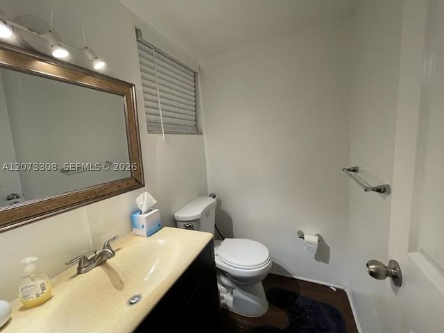 1001 Hillcrest Ct 215, Hollywood, FL 33021