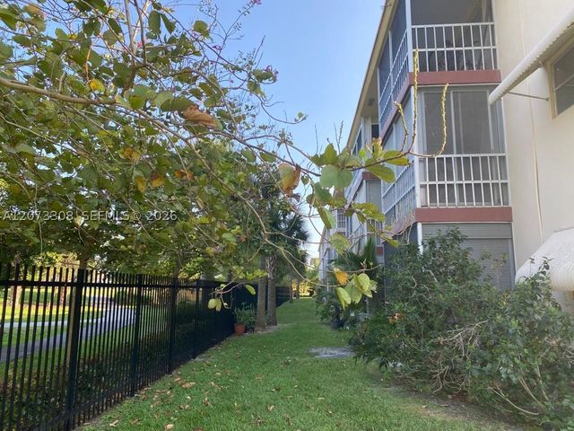 1001 Hillcrest Ct 215, Hollywood, FL 33021