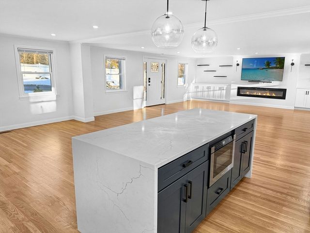 82 Pleasant St, Westford, MA 01886