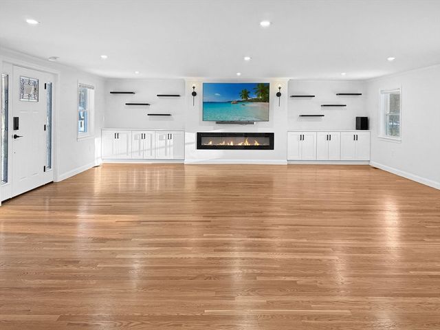 82 Pleasant St, Westford, MA 01886