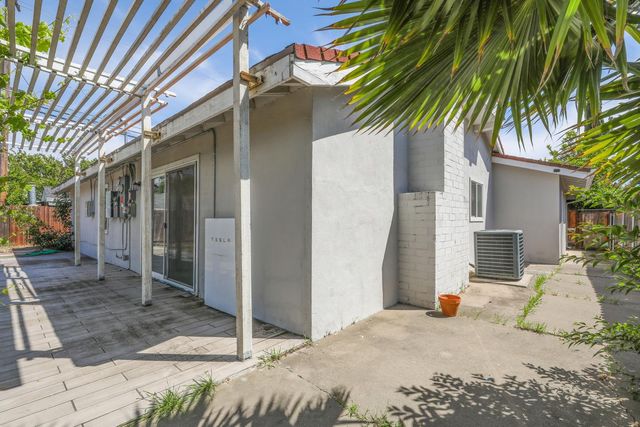 2065 Niantic Way, Sacramento, CA 95822