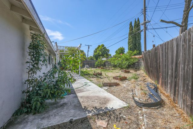 2065 Niantic Way, Sacramento, CA 95822