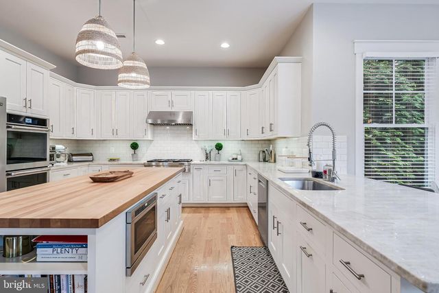 916 DESALE ST SW, Vienna, VA 22180