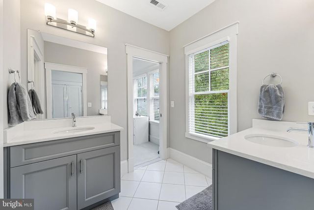 916 DESALE ST SW, Vienna, VA 22180