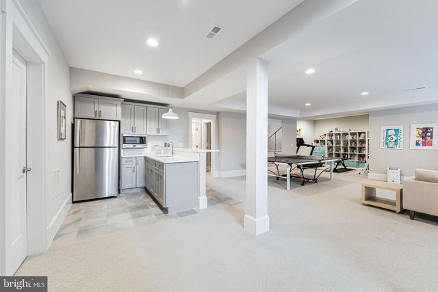 916 DESALE ST SW, Vienna, VA 22180