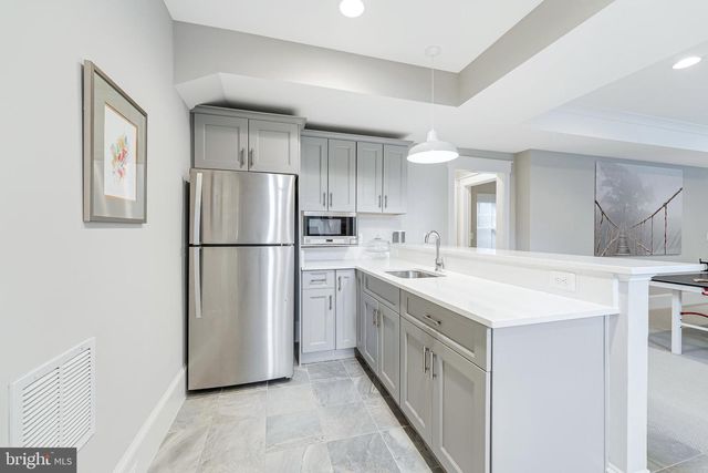 916 DESALE ST SW, Vienna, VA 22180