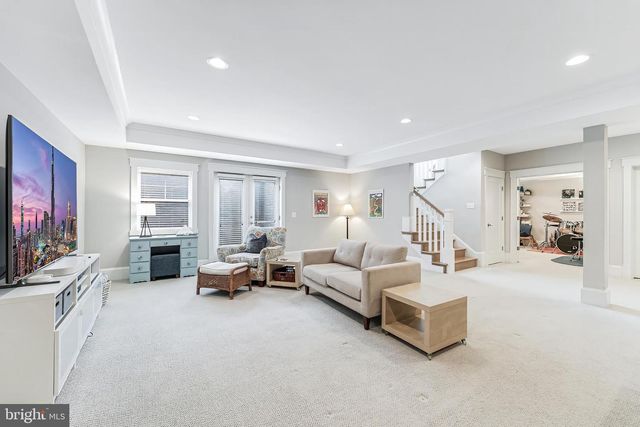 916 DESALE ST SW, Vienna, VA 22180