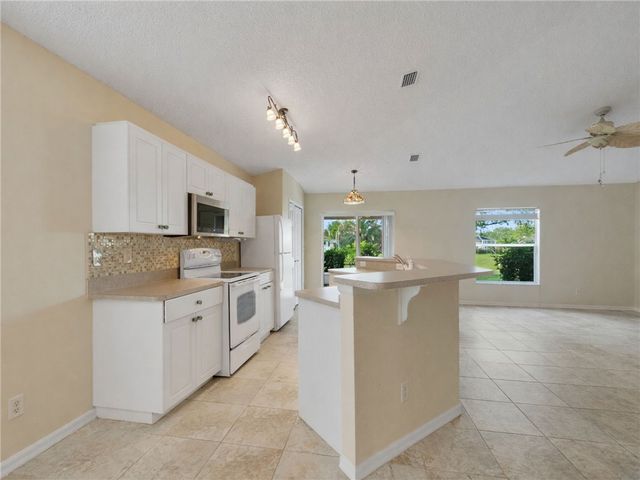 1146 N 13th Square, Vero Beach, FL 32960