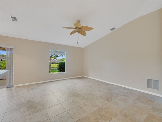 1146 N 13th Square, Vero Beach, FL 32960