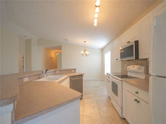 1146 N 13th Square, Vero Beach, FL 32960