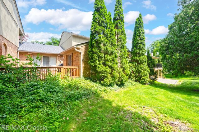 727 Arbor Court, Bloomfield Charter Township, MI 48304