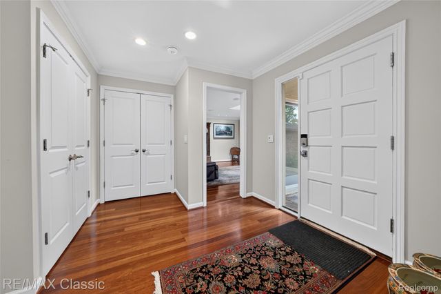 727 Arbor Court, Bloomfield Charter Township, MI 48304