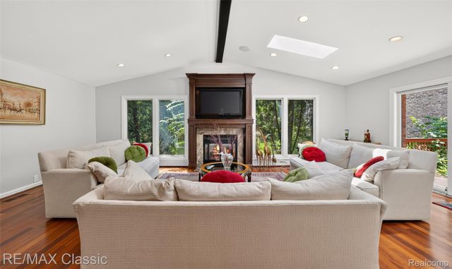 727 Arbor Court, Bloomfield Charter Township, MI 48304