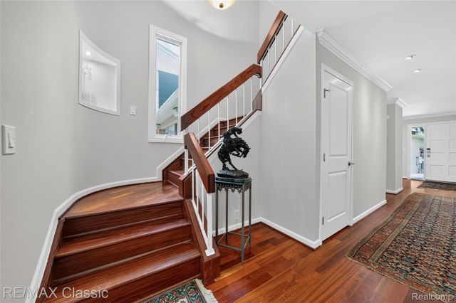 727 Arbor Court, Bloomfield Charter Township, MI 48304