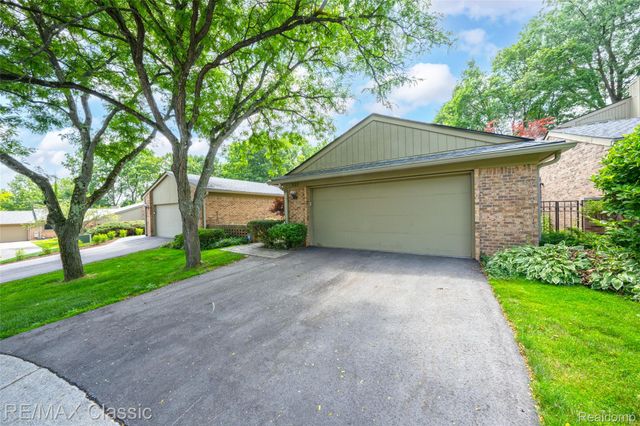 727 Arbor Court, Bloomfield Charter Township, MI 48304