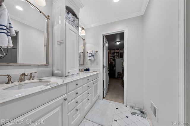 727 Arbor Court, Bloomfield Charter Township, MI 48304