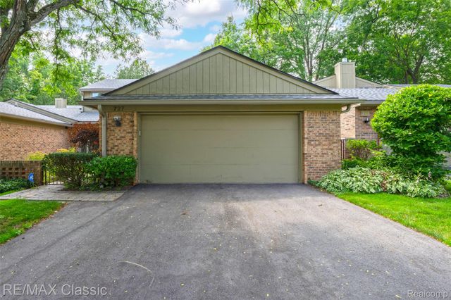 727 Arbor Court, Bloomfield Charter Township, MI 48304