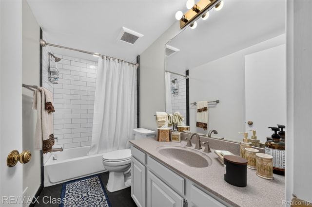 727 Arbor Court, Bloomfield Charter Township, MI 48304