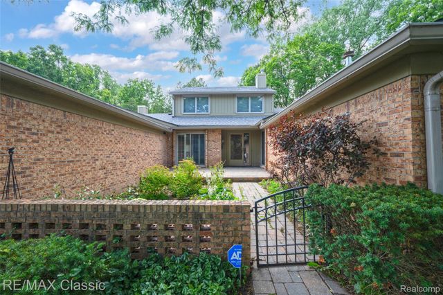 727 Arbor Court, Bloomfield Charter Township, MI 48304