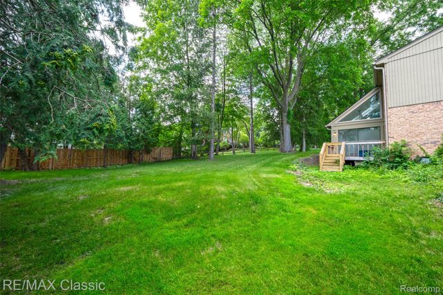 727 Arbor Court, Bloomfield Charter Township, MI 48304