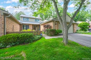 727 Arbor Court, Bloomfield Charter Township, MI 48304