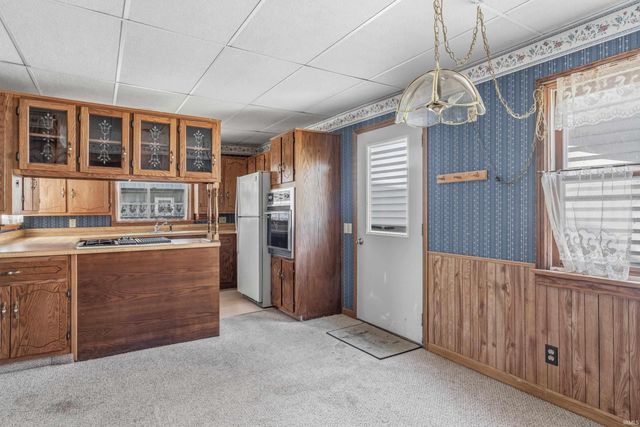 9380 E 430 S, Wolcottville, IN 46795