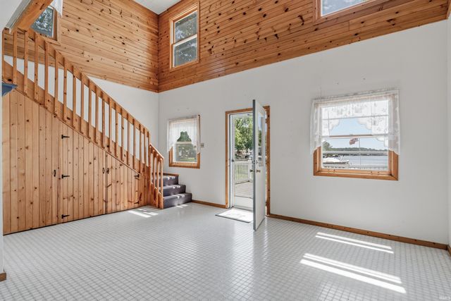 9380 E 430 S, Wolcottville, IN 46795