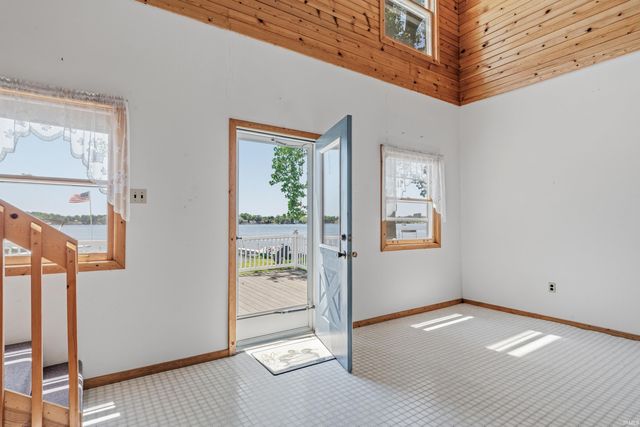 9380 E 430 S, Wolcottville, IN 46795